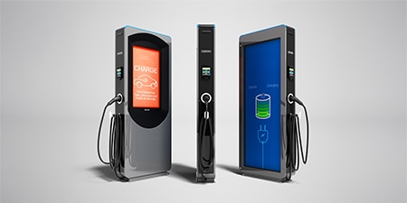 Dwie ładowarki EV z nałożonymi foliami ochronnymi.
