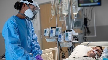 Personel noszący ochronę dróg oddechowych na OIOM-ie
