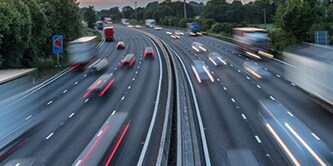 Autostrada z oznakowaniem poziomym
