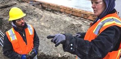 Przedstawiciel 3M oferuje wsparcie i szkolenia pracowników u klienta.
