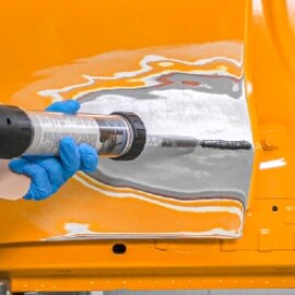 Technik nakładający 3M Szybkoutwardzalny epoksydowy wypełniacz do metalu w celu wypełnienia wgnieceń