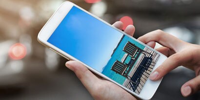 Osoba patrząca na telefon
