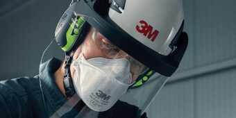 Pracownik noszący nauszniki przeciwhałasowe do ochrony słuchu 3M
