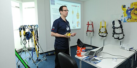 Zdjęcie przedstawiające instruktora szkolenia specjalistycznego demonstrującego ŚOI
