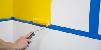 Przedstawienie użycia taśmy malarskiej podczas tworzenia kształtów za jej pomocą

