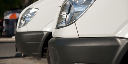 Zdjęcie przedniej części furgonetek
