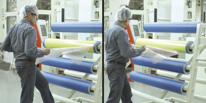 Zdjęcia pokazujące płyty fotopolimerowe łatwo zdejmowane z taśmy 3M Cushion-Mount z serii Pro