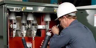 Pracownik korzysta z technologii zimnokurczliwej 3M™ do zakończeń średniego napięcia
