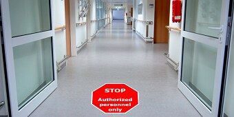 Zdjęcie z wnętrza budynku, oznakowanie na podłodze.
