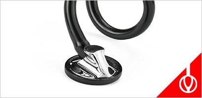 Stetoskop 3M Littmann Master Cardiology na białym tle.
