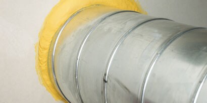 Zdjęcie instalacji HVAC przymocowanej do ściany
