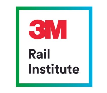 Logo Instytutu Kolejnictwa, zielony rysunek wagonu w okręgu i czerwone logo 3M w rogu.
