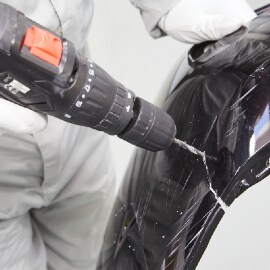 Wiercenie otworu w plastikowym zderzaku