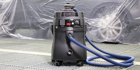 Obraz systemu clean sanding w warsztacie blacharskim
