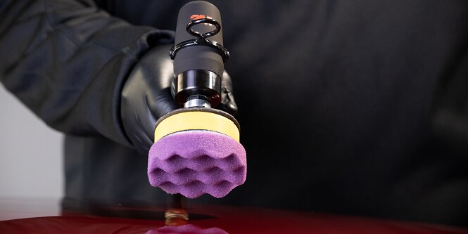 Polerka 3M wykonująca naprawę lakierniczą
