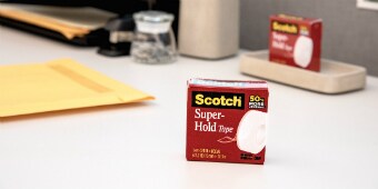 Zabezpiecz folię bąbelkową za pomocą taśmy Scotch® Super-Hold
