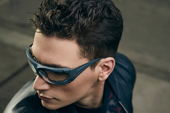 Zdjęcie przedstawiający mężczyznę noszących okulary z serii SecureFit 600.
