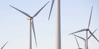Linie energetyczne na wsi z lotu ptaka
