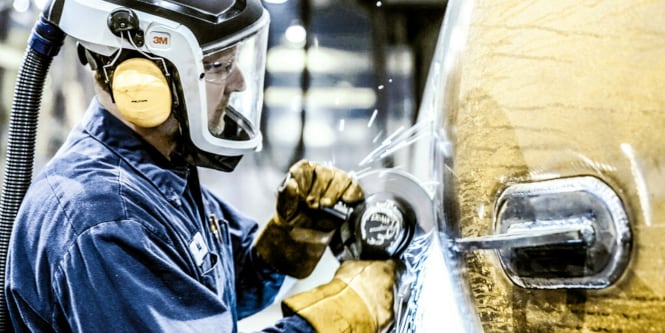 Operator tnący metal tarczą do cięcia

