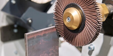 Polerowanie sprasowaną ściernicą diamentową Scotch Brite 645DC w toku
