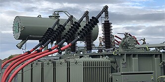 Pracownik używa technologii zinnokurczliwej 3M™ do muf i głowic wysokonapięciowych

