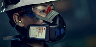 pracownik noszący maskę wielokrotnego użytku 3M

