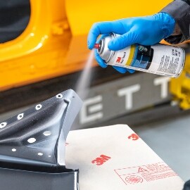 Technik przygotowujący panel przez natryskiwanie najpierw środka chroniącego przed korozją
