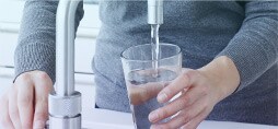 Szybki dostęp do wysokiej jakości wody pitnej. Utrzymanie naturalne mineralizacji wody.
