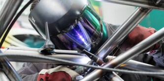 Mężczyźni spawający metodą TIG korzystający z przyłbicy spawalniczej G5-02
