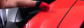 Ujęcie aplikatora korzystającego z taśmy 3M™ Knifeless Tape.
