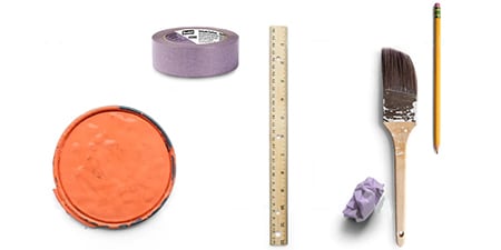 Obraz przedstawiający pokrywkę, taśmę malarską 3M, linijkę, ołówek i pędzel
