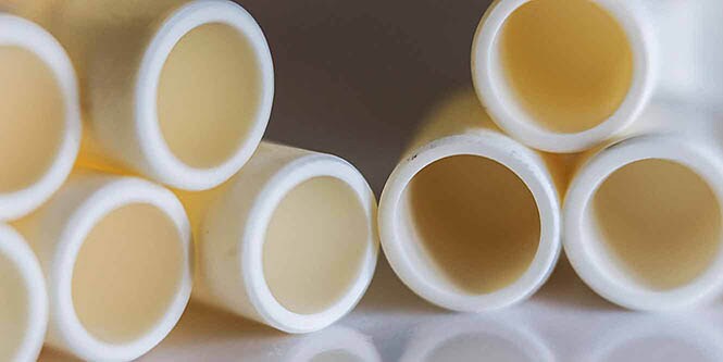 Ceramiczne pierścienie przyklejone do metalowej płytki
