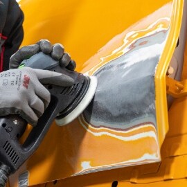 Technik szlifujący obszar pokryty wypełniaczem
