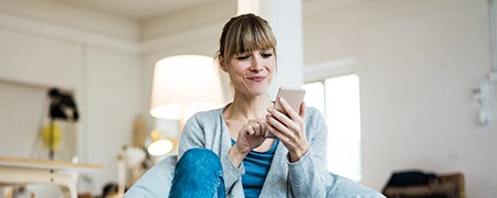 osoba korzystająca ze smartfonu
