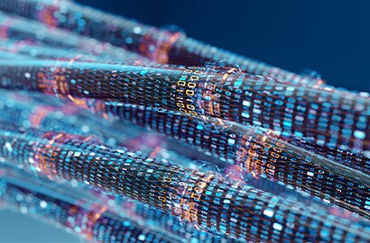 Nowoczesna wizualizacja wiązki kabli, z których każdy opleciony jest cyfrową siatką z tekstem i liczbami.