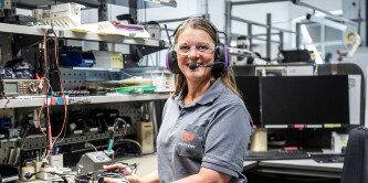 Kobieta używająca ochrony słuchu 3M
