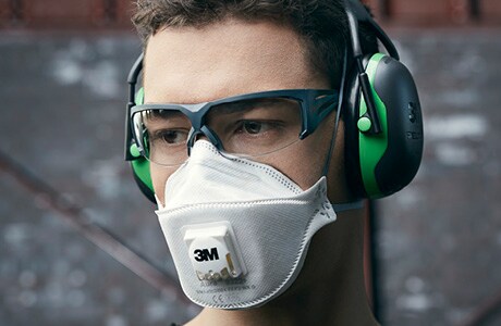 Zdjęcia przedstawiające mężczyznę noszącego maskę Aura 9300, nauszniki Peltor serii X-Series oraz okulary ochronne 3M ™ SecureFit ™ serii 600
