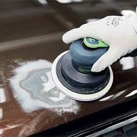 Szlifowanie powierzchni przy użyciu krążka 3M Cubitron™ II na szlifierce elektrycznej