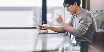 Mężczyzna pracujący na laptopie w pokoju
