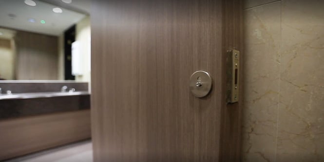 Miniatura wideo przedstawiająca drzwi do odnowionej toalety z wykończeniami 3M DI-NOC
