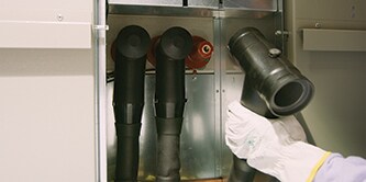Pracownik korzysta z technologii zimnokurczliwej 3M™ dla rozłączalnych złączy średniego napięcia
