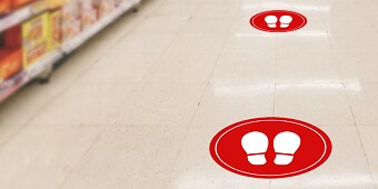 Zdjęcie z czerwoną naklejką na podłogę.
