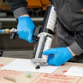 Technik wykonujący kalibrację nowego wkładu