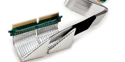 Zbliżenie na przewód płaski z podwójnymi żyłami o przekroju okrągłym złącza typu PCIe 3M, zgięty i złożony ze złączem
