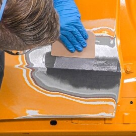 Technik nakładający warstwę 3M Szybkoutwardzalny wypełniacz epoksydowy do wypełniania wgnieceń