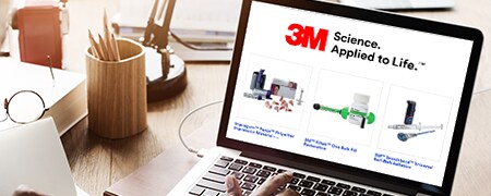 Ekran komputera wyświetlający produkty stomatologiczne w katalogu online
