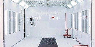 kabina lakiernicza, której ściany i podłoga są zabezpieczone materiałem ochronnym 3M Dirt Trap
