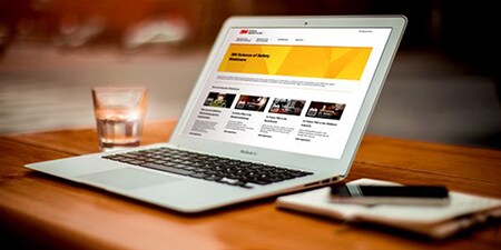 Zdjęcie przedstawiające laptop z wyświetlanymi kursami szkoleniowymi
