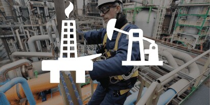 Szkolenia z ochrony przed upadkiem z wysokości: warsztaty dla pracowników platform wiertniczych i naftowych, rafinerii, sieci paliw oraz gazociągów (wewnętrzne).
