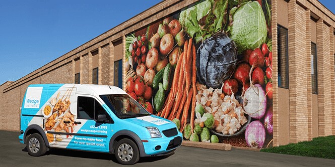 Jasnoniebieski pojazd oklejony folią graficzną 3M™ Envision™ Print Wrap Film lx480mc
